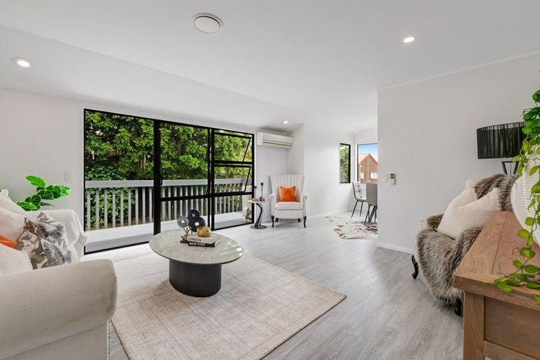 Photo of property in 2/20 Bronzewing Terrace, Unsworth Heights, Auckland, 0632