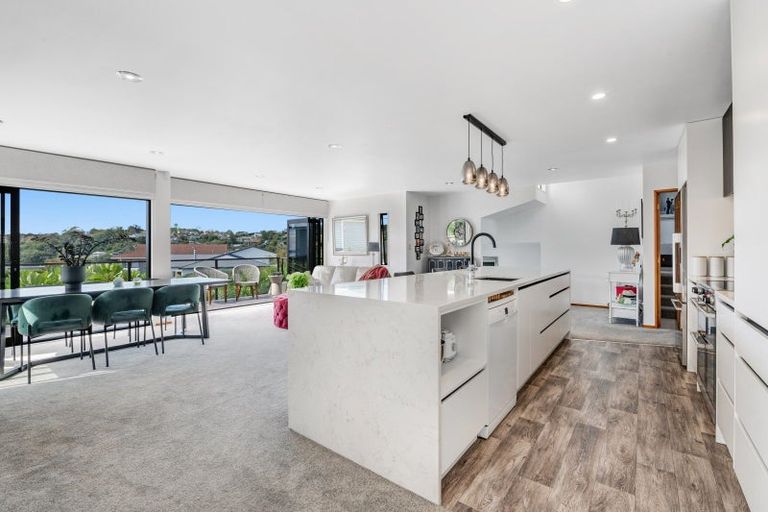 Photo of property in 6 Crown Road, Tindalls Beach, Whangaparaoa, 0930