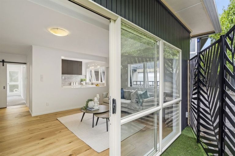 Photo of property in 2/16 Rangitoto Terrace, Milford, Auckland, 0620