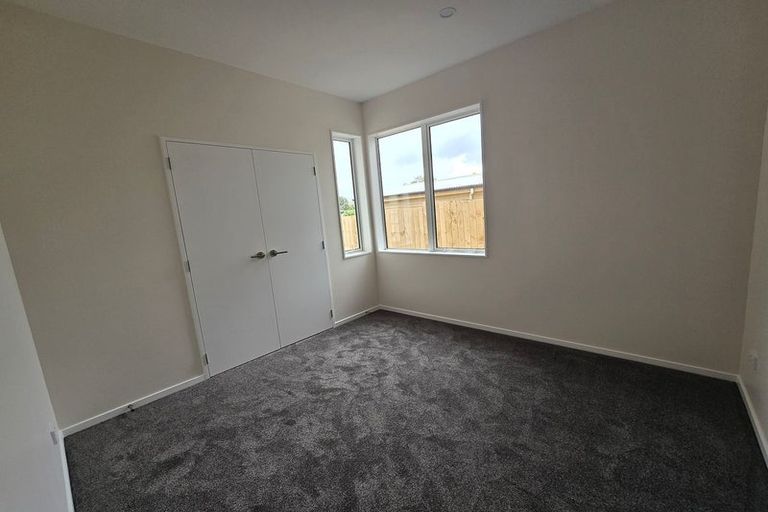 Photo of property in 1c Taupiko Place, Green Bay, Auckland, 0604
