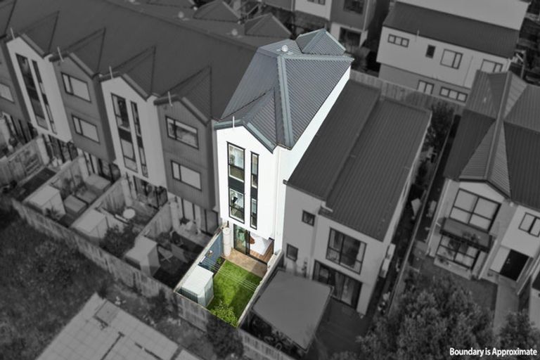 Photo of property in 7 Waru Lane, Te Atatu Peninsula, Auckland, 0610