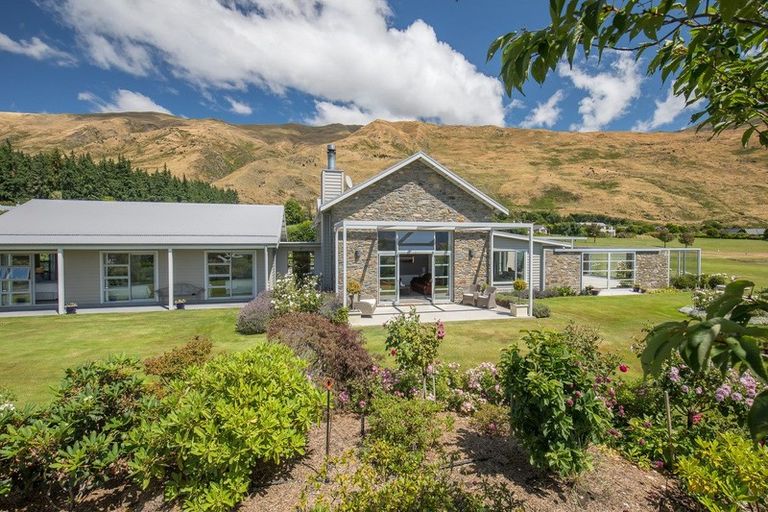 Photo of property in 2 Elderberry Crescent, Wanaka, 9305