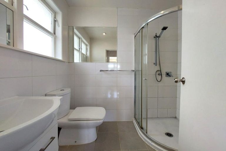 Photo of property in 2/70 Hogans Road, Glenfield, Auckland, 0629