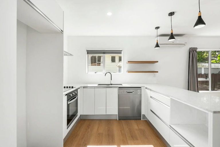 Photo of property in 2/8 Thistledew Place, Bayview, Auckland, 0629