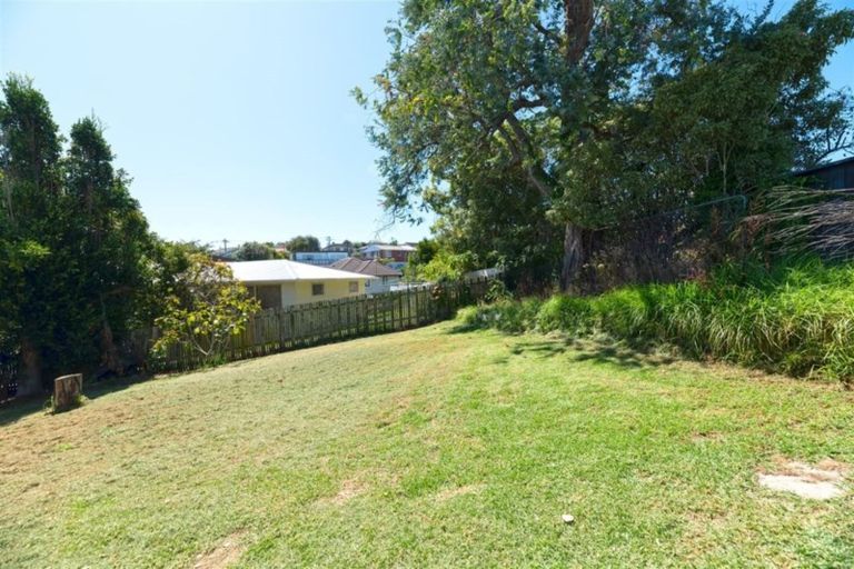 Photo of property in 5 Griffiths Place, Te Atatu South, Auckland, 0610