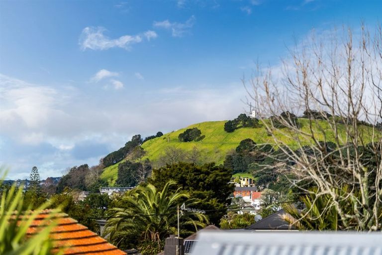 Photo of property in 65 Old Lake Road, Narrow Neck, Auckland, 0624