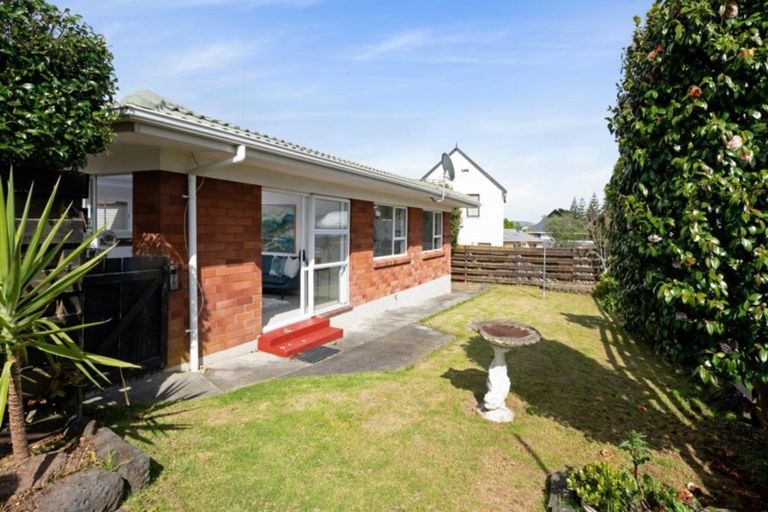 Photo of property in 2/24 Highland Park Drive, Highland Park, Auckland, 2010