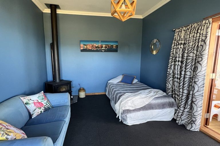Photo of property in 18 Singers Road, Korokoro, Lower Hutt, 5012