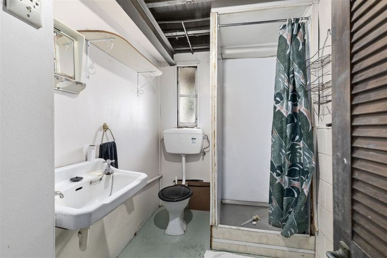 Photo of property in 399 Wairau Road, Totara Vale, Auckland, 0629