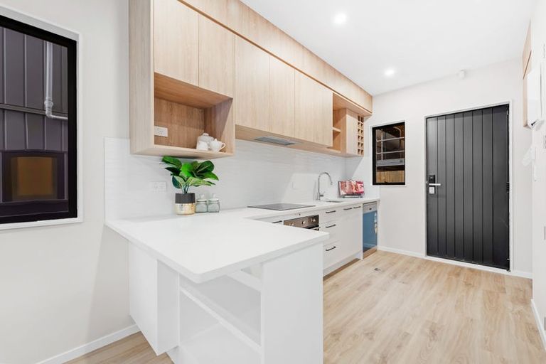 Photo of property in 10 Don Oliver Lane, Glen Eden, 0602