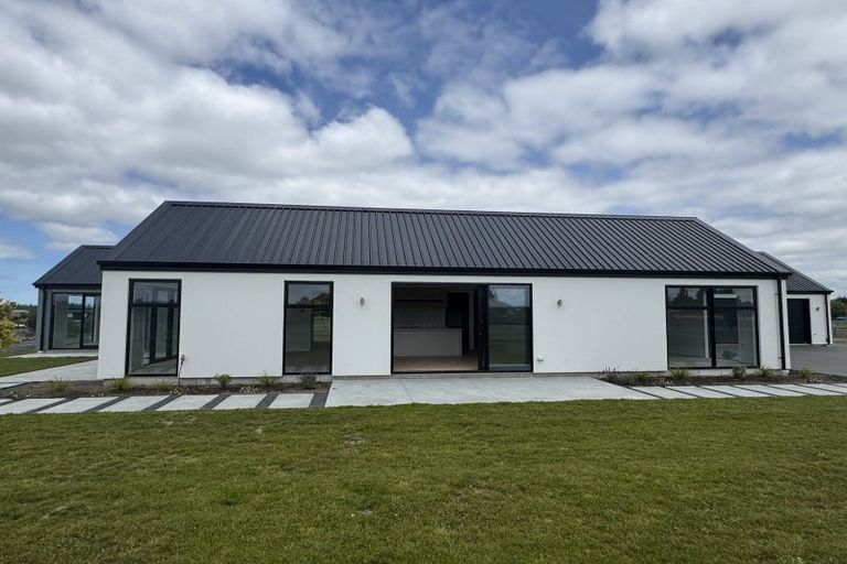 Photo of property in 14 Village Green Drive, Huntingdon, 7774