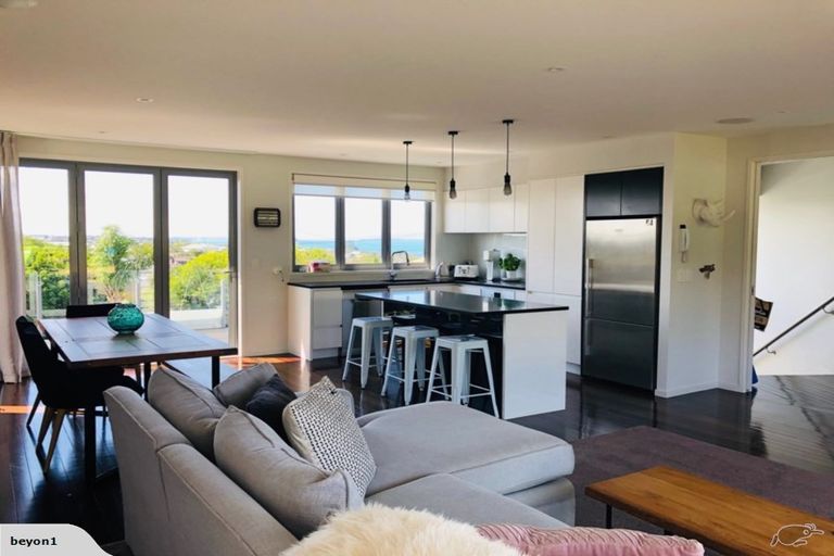 Photo of property in 560 Beach Road, Rothesay Bay, Auckland, 0630