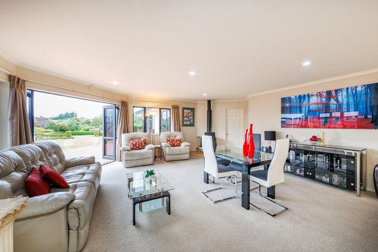 Photo of property in 16 Sycamore Crescent, Fitzherbert, Palmerston North, 4410