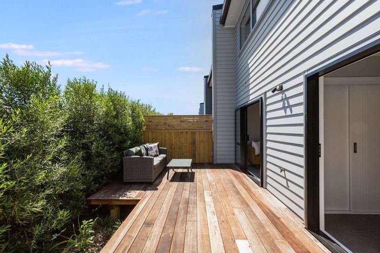 Photo of property in 2/7 Grays Road, Plimmerton, Porirua, 5026