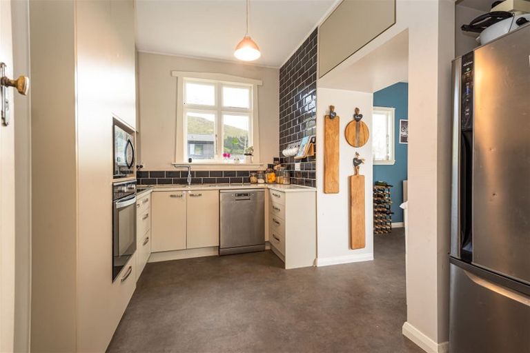 Photo of property in 31 Flavell Street, Heathcote Valley, Christchurch, 8022