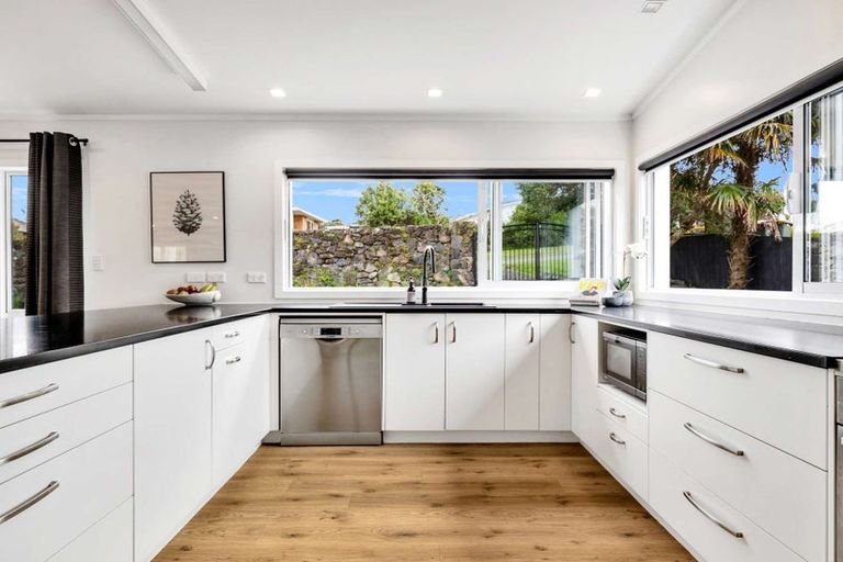 Photo of property in 1 Melia Place, Stanmore Bay, Whangaparaoa, 0932