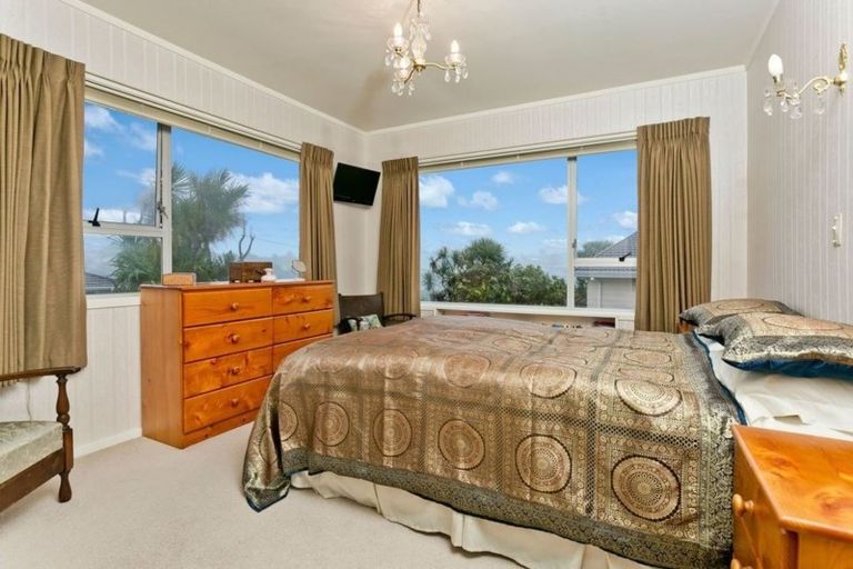 Photo of property in 2/82 Pupuke Road, Hillcrest, Auckland, 0627