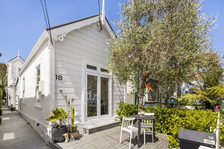 Photo of property in 18 Moir Street, Mount Victoria, Wellington, 6011
