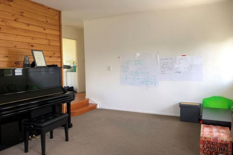 Photo of property in 16 Mallard Place, Unsworth Heights, Auckland, 0632