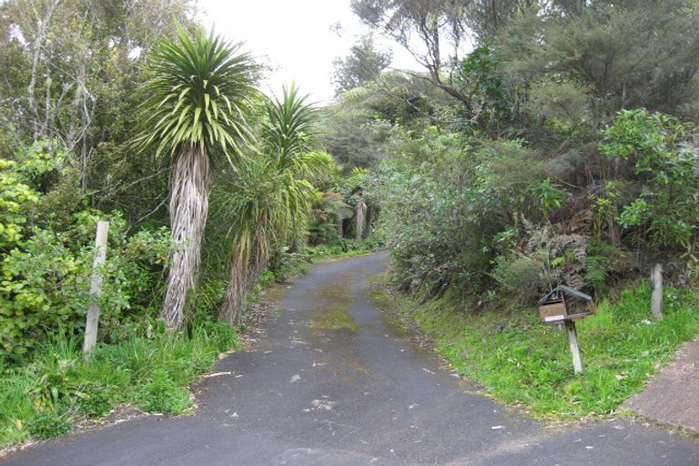 Photo of property in 21 Bush Road, Waiatarua, Auckland, 0604
