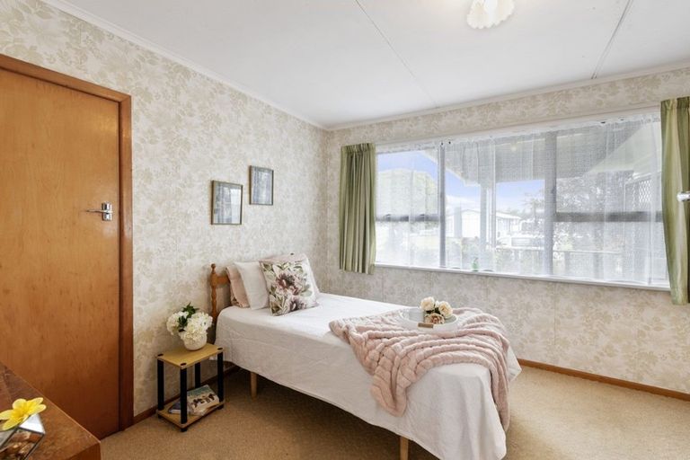 Photo of property in 24 Karaka Crescent, Levin, 5510