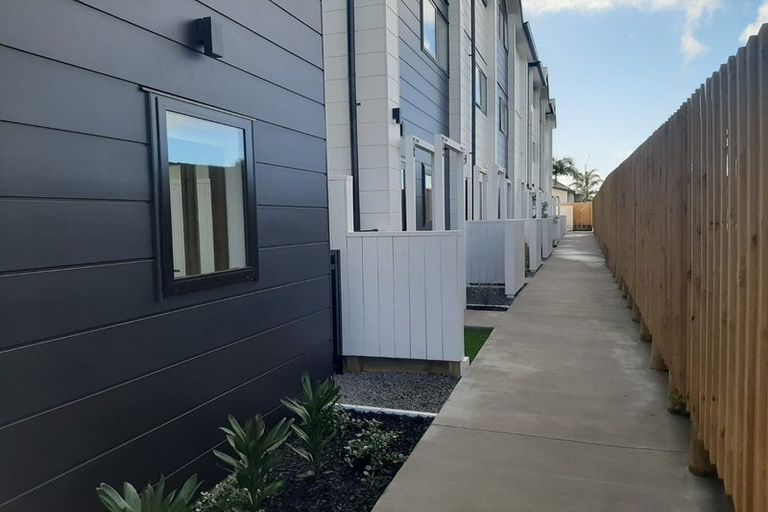 Photo of property in 9/21 Karamu Street, Te Atatu Peninsula, Auckland, 0610