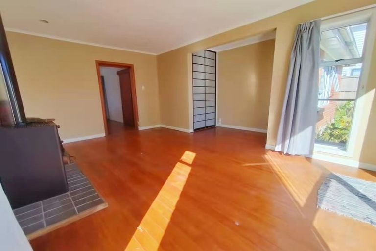 Photo of property in 8 Armstrong Place, New Lynn, Auckland, 0600