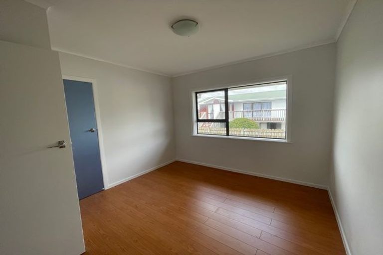 Photo of property in 1 Sunburst Street, Papakura, 2110
