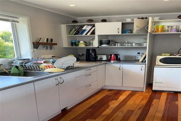 Photo of property in 10 Thomas Avenue, Te Atatu Peninsula, Auckland, 0610