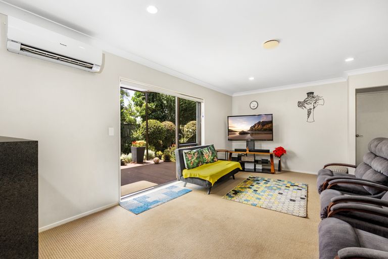 Photo of property in 11 Allerton Place, Wattle Downs, Auckland, 2103