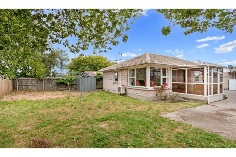 Photo of property in 2/120a Wainoni Road, Avondale, Christchurch, 8061