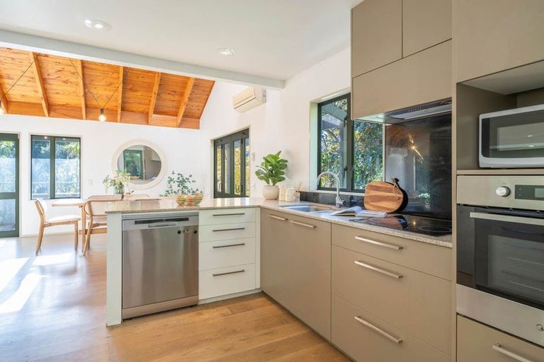 Photo of property in 6 Tree Fern Trail, Campbells Bay, Auckland, 0630