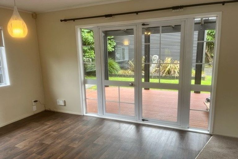 Photo of property in 2/34 Sandgate Avenue, Botany Downs, Auckland, 2010