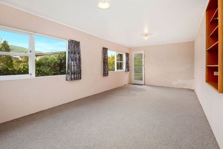 Photo of property in 10 Rembrandt Avenue, Tawa, Wellington, 5028