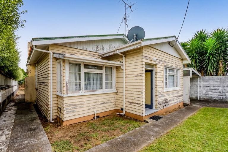 Photo of property in 86 Pioneer Road, Moturoa, New Plymouth, 4310