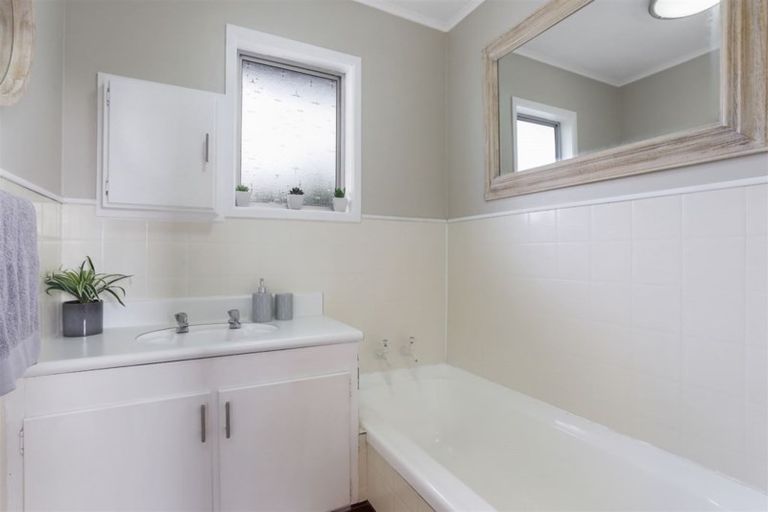 Photo of property in 13 Mcclintock Road, Massey, Auckland, 0614