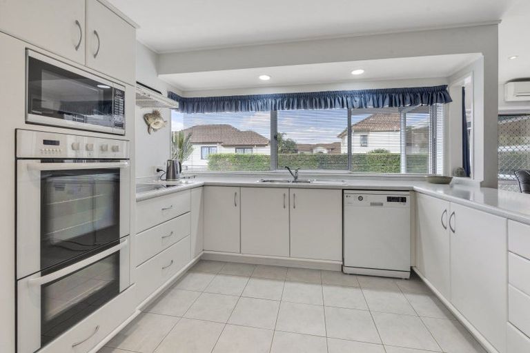 Photo of property in 18 Simmental Crescent, Somerville, Auckland, 2014