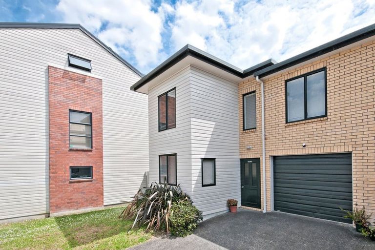 Photo of property in 11 Barnea Circle, Glen Eden, Auckland, 0602