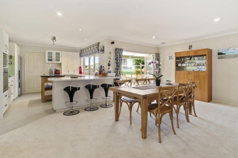 Photo of property in 2 San Fernando Way, Henderson, Auckland, 0612