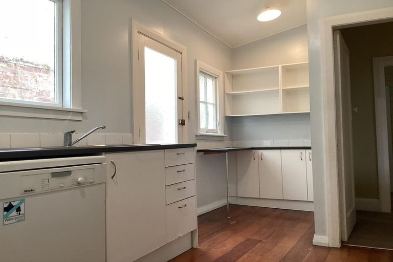 Photo of property in 82 Kelburn Parade, Kelburn, Wellington, 6012