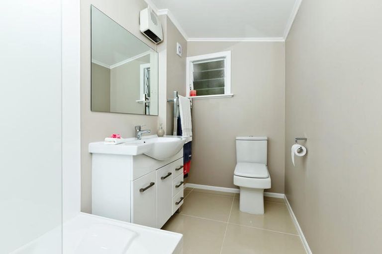 Photo of property in 124 Browns Bay Road, Rothesay Bay, Auckland, 0630