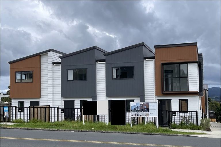 Photo of property in 250d Great North Road, Henderson, Auckland, 0612