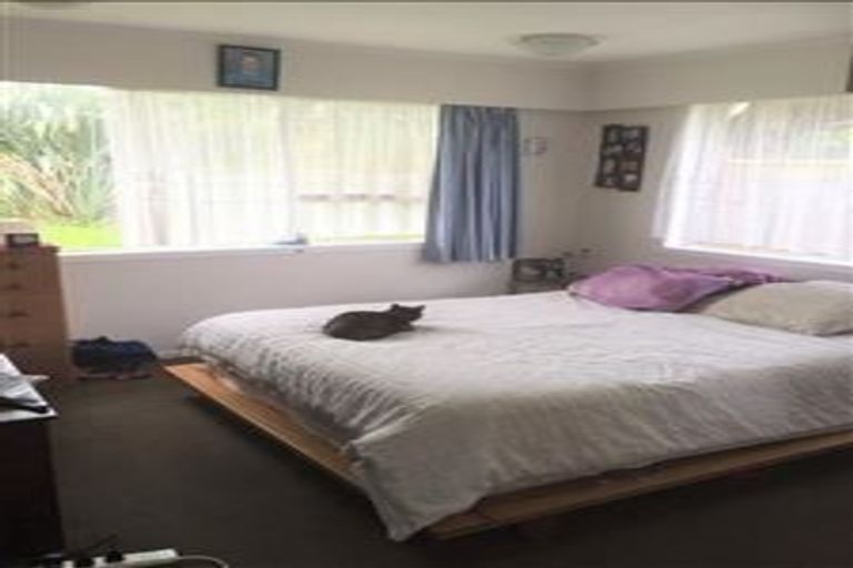 Photo of property in 1/2 Gregg Place, Sunnyvale, Auckland, 0612