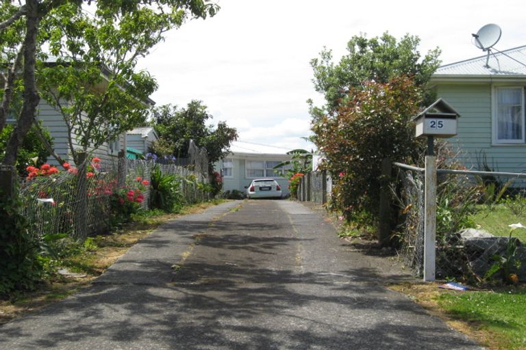 Photo of property in 25 Tarata Crescent, Mangere Bridge, Auckland, 2022