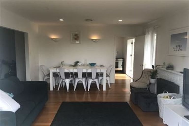 Photo of property in 1/40 Pupuke Road, Takapuna, Auckland, 0622