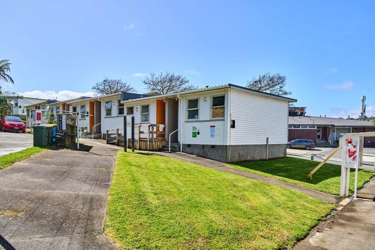 Photo of property in Batchelor Street Flats, 2-16 Batchelor Street, Newlands, Wellington, 6037