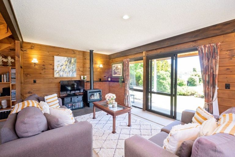 Photo of property in 12 Deakin Place, Clive, 4102