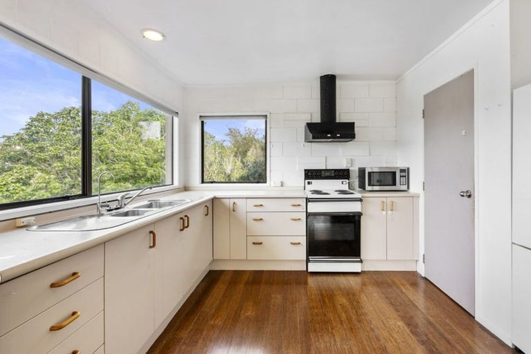 Photo of property in 2/90 Browns Bay Road, Rothesay Bay, Auckland, 0630