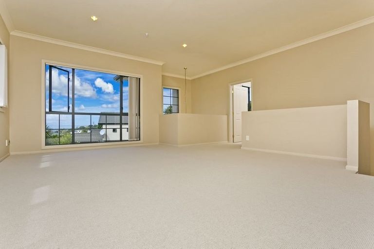 Photo of property in 22 Greenleaf Way, Northcross, Auckland, 0630