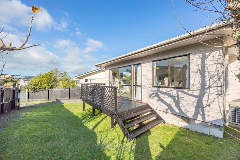 Photo of property in 2/2 Tacitus Place, Totara Vale, Auckland, 0629